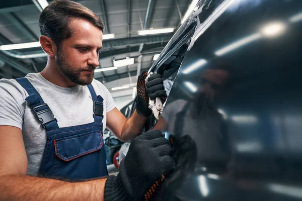 Auto mechanik za pomocą uchwytu imadła na zewnętrzny detal samochodu — Zdjęcie stockowe