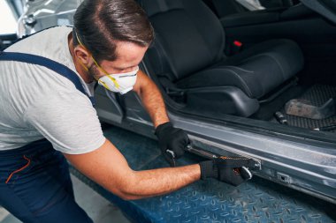 Tamirci metal otomobil yan paneline peeling aracı