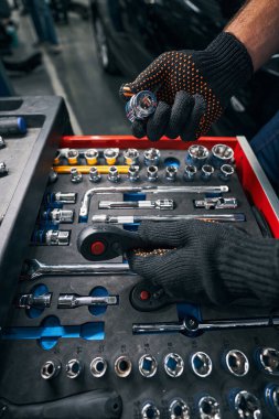 Anahtar tutan teknisyen ve kafası ellerde.