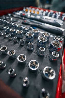 Çubuk başları ve anahtarlar çantada duruyor.