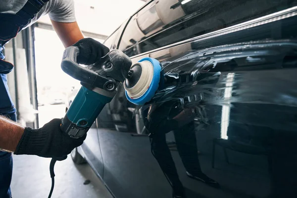 Auto mechanic using polisher with felt pad on car — Stock Photo, Image
