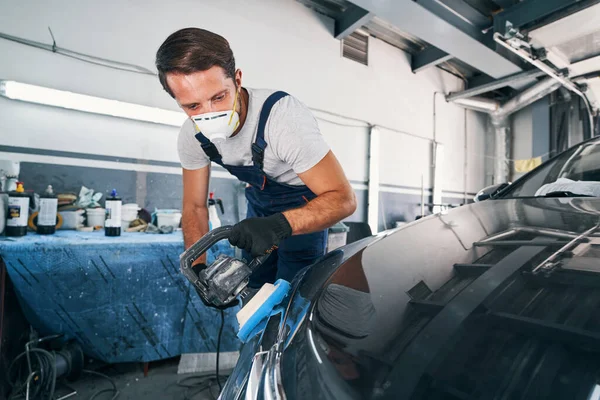 Polishing of front light with handheld polisher — Stock Photo, Image