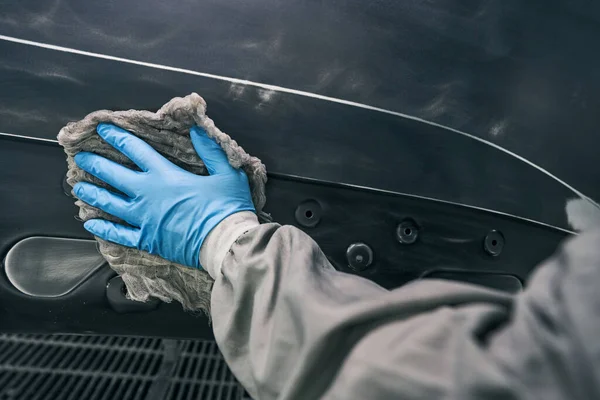 Mecánico desengrasar la superficie del automóvil con paño de limpieza —  Fotos de Stock