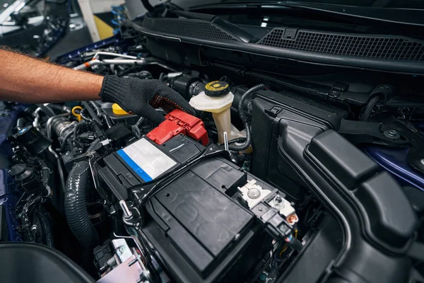 Person checking the car battery under bonnet — Stock Photo, Image