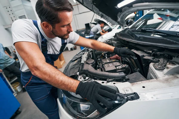 Reparateur verwijdert luchtfilter uit auto — Stockfoto