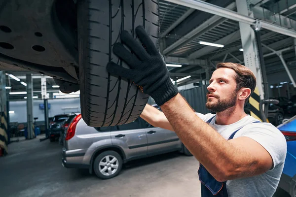 Munkás autó javítás eltávolítása kerék auto — Stock Fotó