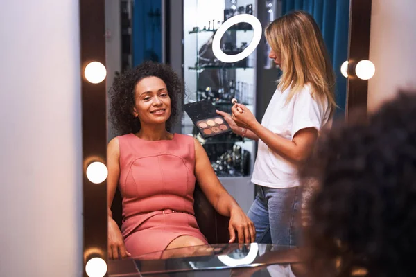 Positivo encantado jovens mulheres falando sobre cosméticos — Fotografia de Stock