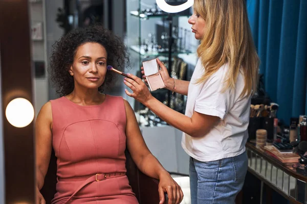 Pessoa feminina atenciosa ouvindo seu estilista — Fotografia de Stock