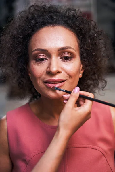 Close up de bonita fêmea fazendo maquiagem — Fotografia de Stock