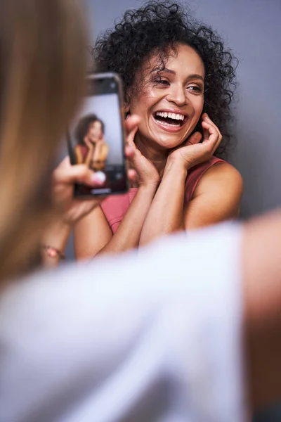 Fröhliche weibliche Person demonstriert ihr schönes Make-up — Stockfoto