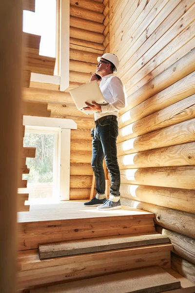 Byggherre på trappflygning med telefonsamtal — Stockfoto