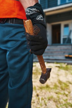 Eve bakarken elinde çekiç tutan kişi