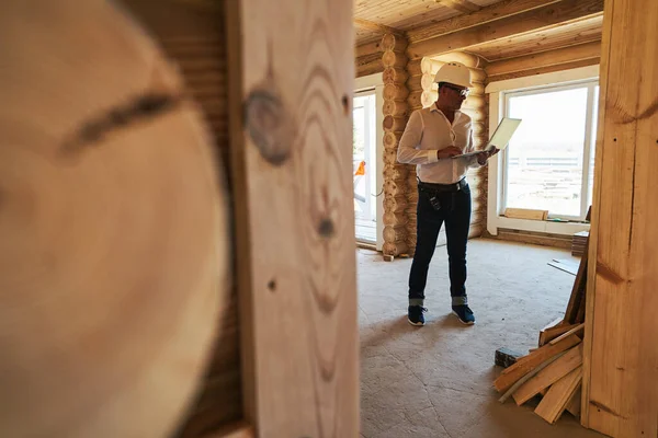 Diseñando ingeniero de pie en el sitio de construcción con portátil — Foto de Stock