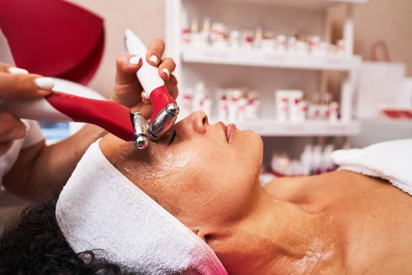 Profesionální kosmetolog pracující v moderním kosmetickém studiu — Stock fotografie