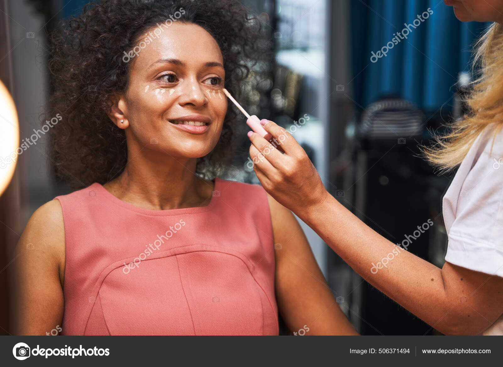 Salão. close-up de um corte de cabelo feminino, mestre em uma