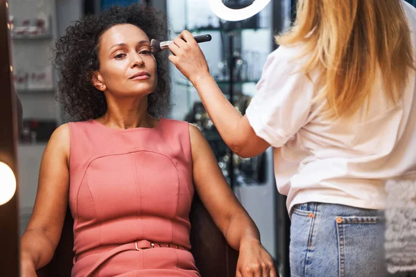 Pozorná brunetka žena naslouchá svému stylistovi — Stock fotografie