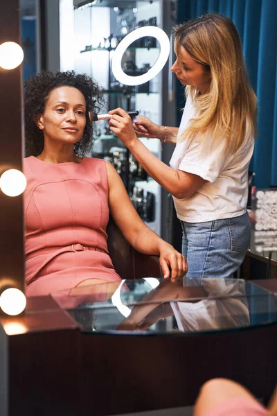 Profesionální stylistka dělá make-up pro svého klienta — Stock fotografie
