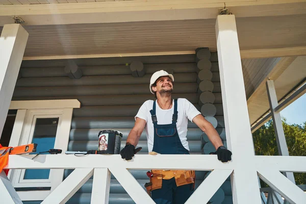 家のポーチの天井をチェックする土木技師 — ストック写真