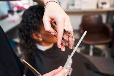 Tarağın kadın elinde olmasına yaklaş.