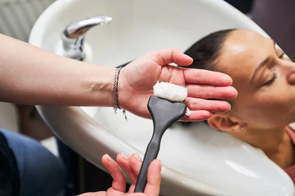 Närbild av hand demonstrera borste med mask — Stockfoto