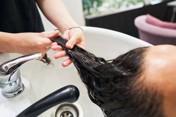 Primer plano del cosmetólogo haciendo mascarilla para el cuidado del cabello — Foto de Stock