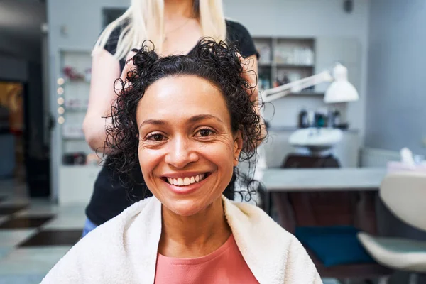Nadšený klient těší postup pro kudrnaté vlasy — Stock fotografie