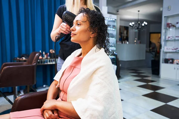 Kind brunette woman waiting for nice hairstyle — Stock Photo, Image