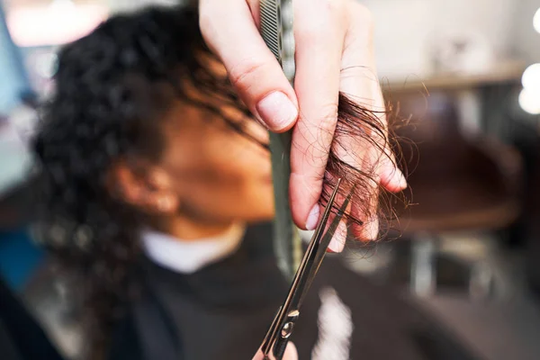 Cabeleireiro profissional corte de cabelo de seu cliente — Fotografia de Stock