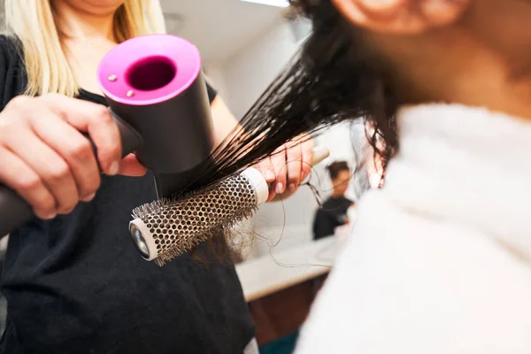 Primer plano de la mano femenina sosteniendo secador de pelo —  Fotos de Stock