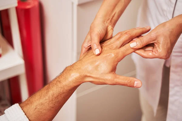 Hand van schoonheid salon klant onder massage — Stockfoto