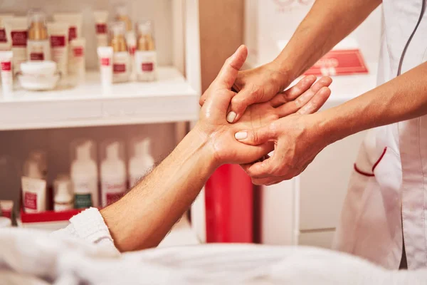 Handmassage in spa salon uitgevoerd door schoonheidsspecialiste — Stockfoto