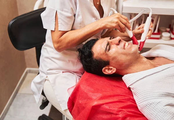 首のための痛みを伴う微小電流療法を受けて男性 — ストック写真
