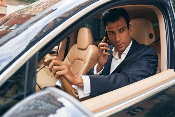 비즈니스 매니저가 자동차와 전화 통화를 한다 — 스톡 사진