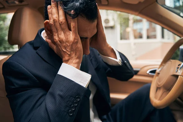 Empresario ajustando su corte de pelo en cabina de coche — Foto de Stock