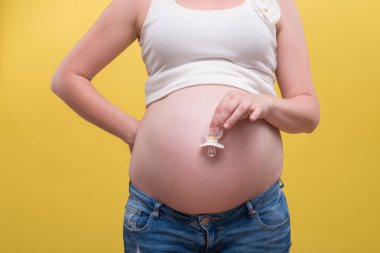 Hamile bir kadın bebeğini bekliyor.