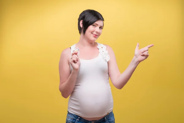 Mujer embarazada esperando a su bebé — Foto de Stock