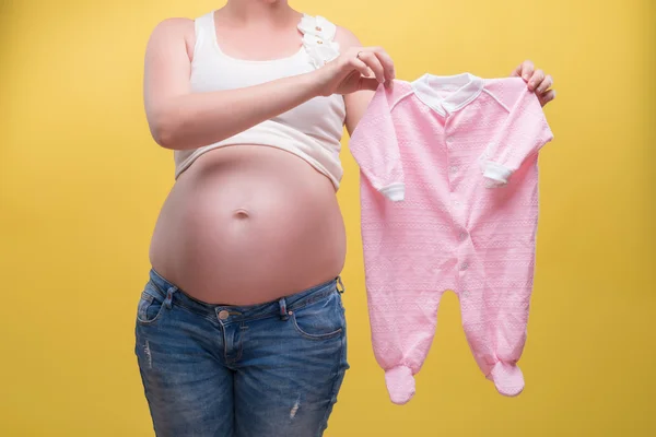 Donna incinta in attesa del suo bambino — Foto Stock