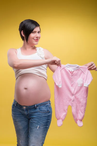 Gravid kvinna väntar sitt barn — Stockfoto