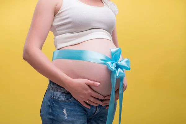 Femme enceinte attend son bébé — Photo