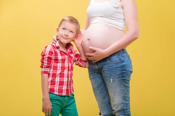 Gravid kvinna väntar sitt barn — Stockfoto