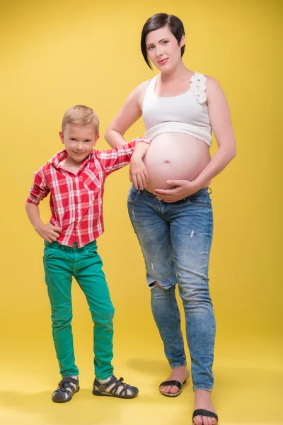 Gravid kvinna väntar sitt barn — Stockfoto