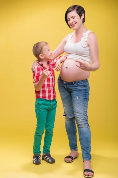 Femme enceinte attend son bébé — Photo