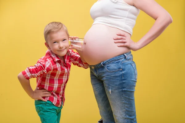 Gravid kvinna väntar sitt barn — Stockfoto