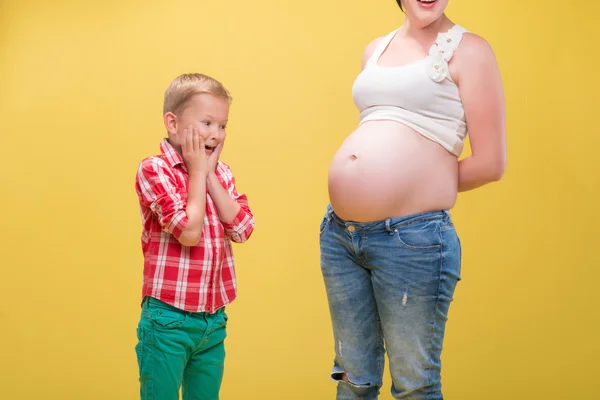 妊娠中の女性は赤ちゃんを — ストック写真