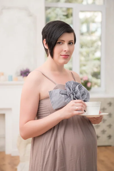 Zwangere vrouw verwacht haar baby — Stockfoto