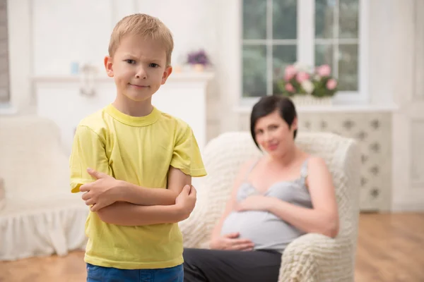 Femme enceinte attend son bébé — Photo