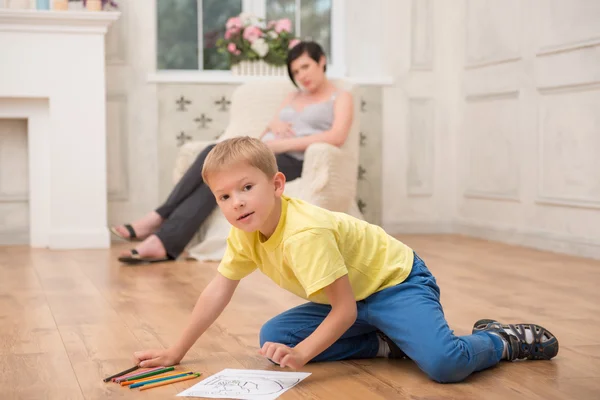 Donna incinta in attesa del suo bambino — Foto Stock