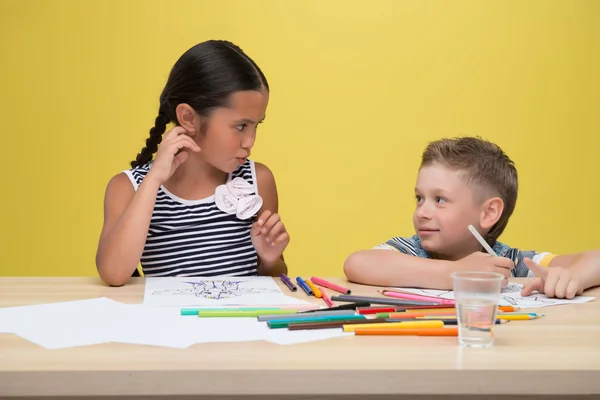 Niño y niña — Foto de Stock