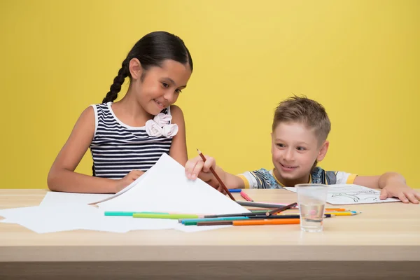 Niño y niña —  Fotos de Stock