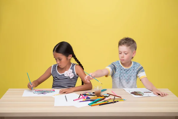 Niño y niña —  Fotos de Stock